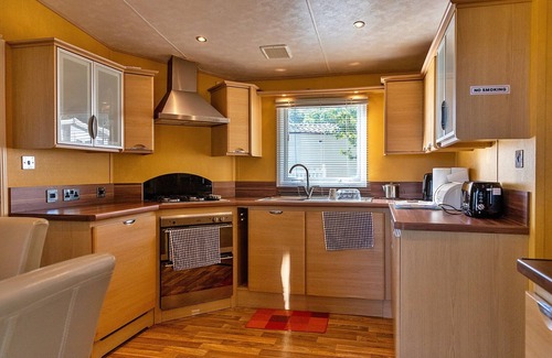 Cowes Casa | Holiday Home by UK Coast with Sea Views