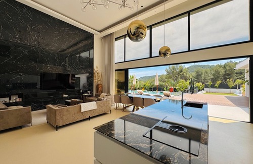Bandol Casa | Holiday Home 'California Baïa Bandol' with Private Pool, Wi-Fi and Air Conditioning