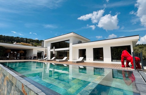 Bandol Casa | Holiday Home 'California Baïa Bandol' with Private Pool, Wi-Fi and Air Conditioning