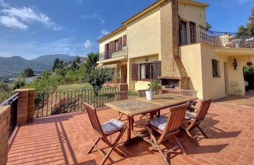 Arbucies Casa | Casa de vacaciones "Can Castells" con vistas a la montaña, piscina y Wi-Fi