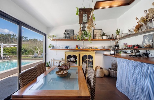 Gondomar Casa | Casa de vacaciones 'Casa Chocolate' con vistas a la montaña, piscina privada y Wi-Fi