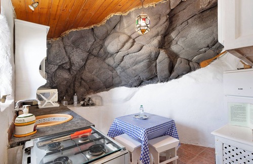 Valverde Casa | Casa de vacaciones 'Casa Cueva El Pozo' con vistas al mar, terraza privada y jardín privado