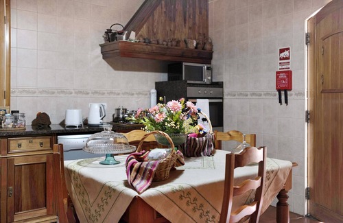 Porto Judeu Casa | Casa de vacaciones 'Casa Das Rosas' con vistas al mar, terraza privada y Wi-Fi