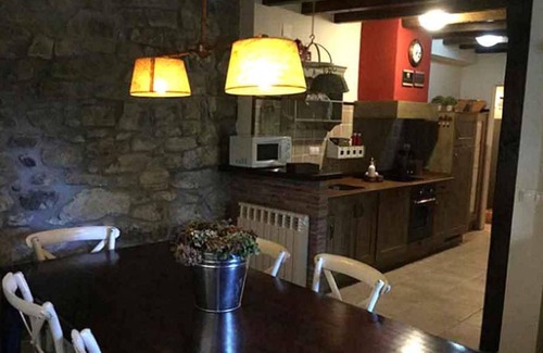 San Román de Cameros Casa | Casa de vacaciones 'Casa Del Tio Conejo' con vistas a la montaña, piscina compartida y Wi-Fi