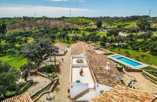 Loule Casa | Casa de vacaciones 'Casa Do Poço - Vale Luís Neto' con vistas a la montaña y aire acondicionado
