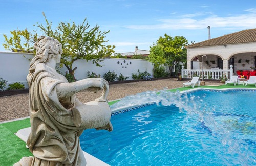 La Lantejuela Casa | Holiday Home 'Casa Rural Villa Cerro De Mena' with Pool, Garden, Terrace & Wi-Fi
