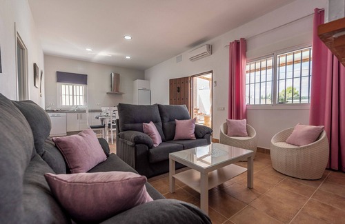 La Lantejuela Casa | Casa de vacaciones "Casa Rural Rafael" con piscina privada, terrazas privadas y Wi-Fi