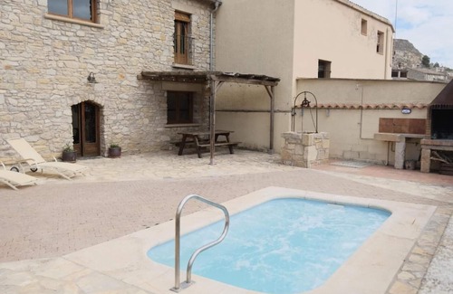 Vilagrasa Casa | Holiday Home 'Casa Rural Cal Caminer' with Private Pool, Wi-Fi and Air Conditioning