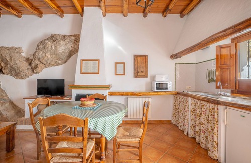 La Zubia Casa | Casa de vacaciones 'Casa Rural La Roca' con vistas a la montaña, piscina compartida y Wi-Fi
