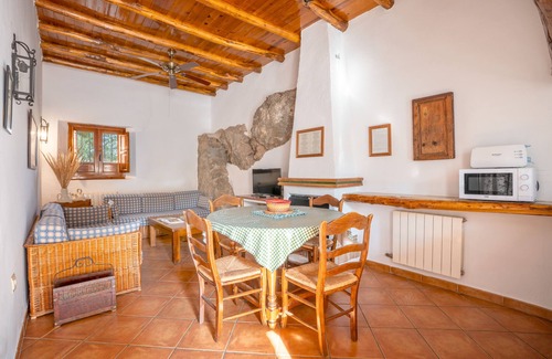 La Zubia Casa | Casa de vacaciones 'Casa Rural La Roca' con vistas a la montaña, piscina compartida y Wi-Fi