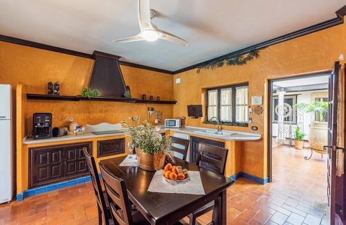 Marchena Casa | Casa de vacaciones "Casa Rural La Teja" con piscina, jardín y Wi-Fi