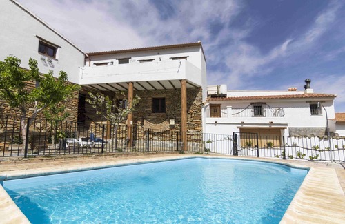 Laroya Casa | Casa de vacaciones 'Casa Rural La Curiosa' con vistas a la montaña, piscina compartida y Wi-Fi