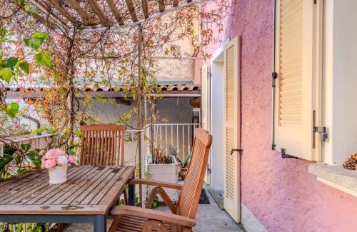 Santa Maria - Rezzonico Casa | Holiday Home Casetta Rosa by Interhome