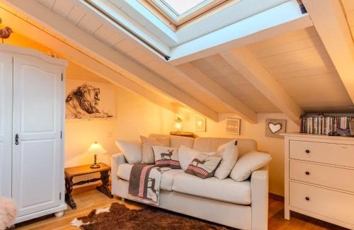 Santa Maria - Rezzonico Casa | Holiday Home Casetta Rosa by Interhome