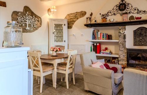 Santa Maria - Rezzonico Casa | Holiday Home Casetta Rosa by Interhome