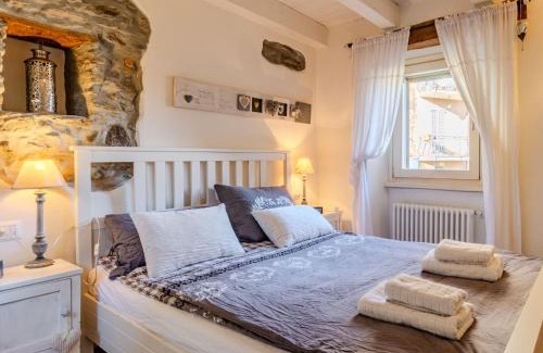 Santa Maria - Rezzonico Casa | Holiday Home Casetta Rosa by Interhome