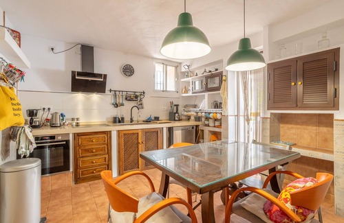 Almuñécar Casa | Casa Vacacional 'Cortijo La Abuela' con Vista a la Montaña, Wi-Fi y Aire Acondicionado