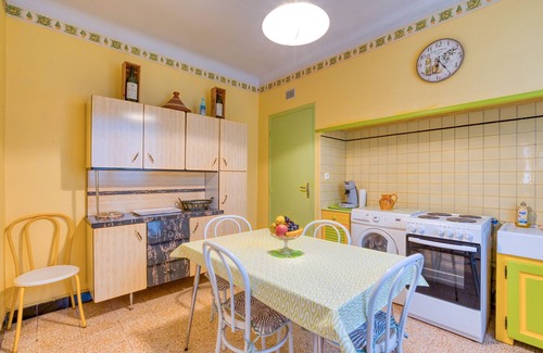 Lacoste Casa | Holiday Home 'Coustouline' with Private Terrace and Garden