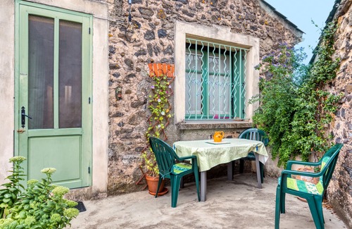 Lacoste Casa | Holiday Home 'Coustouline' with Private Terrace and Garden