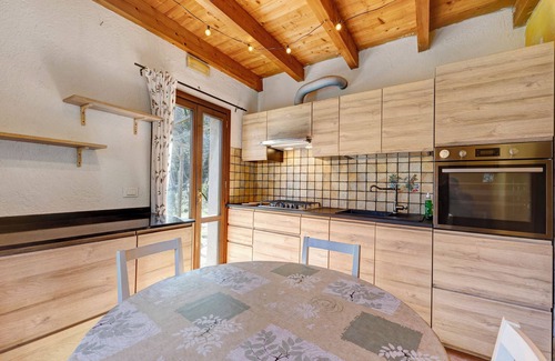 Rialto Casa | Casa de vacaciones 'Del Fiume' con vistas a la montaña y jardín privado