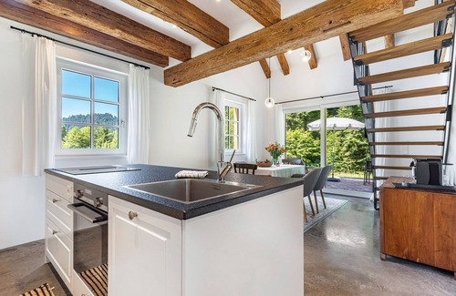 Schenkenzell Casa | Casa de vacaciones 'Die Alte Mühle Am Hanselishof' con vistas a la montaña, terraza privada y Wi-Fi