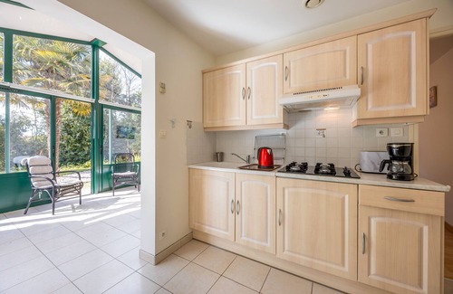 Challans Casa | Holiday Home 'Du Peintre' with Private Terrace, Wi-Fi and Air Conditioning