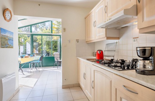 Challans Casa | Holiday Home 'Du Peintre' with Private Terrace, Wi-Fi and Air Conditioning