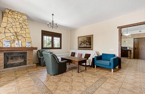 Almogia Casa | Casa de vacaciones 'El Desafío De Las Águilas' con vistas al lago, Wi-Fi y aire acondicionado