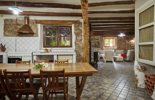 Beas de Segura Casa | Casa de vacaciones 'El Soto' con vistas a la montaña, piscina privada y Wi-Fi