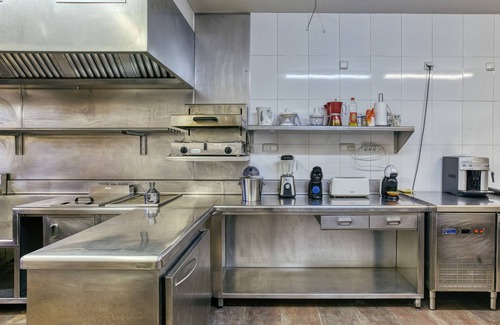Mollet de Peralada Casa | Casa de vacaciones "Mas Renart" con vistas a la montaña, piscina, Wi-Fi, jardín y terraza