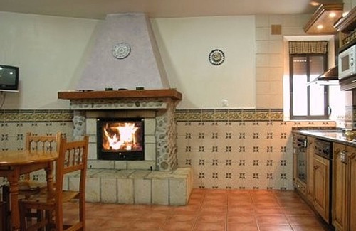 Rabanera del Pinar Apartamento | Casa de vacaciones 'Casa Rural Los Roblones' con terraza privada y jardín privado