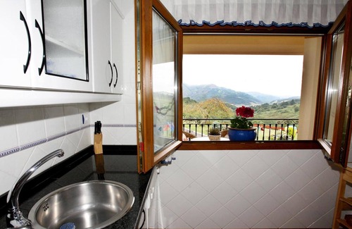 San Juan de Parres Casa | Casa de vacaciones 'Supereda' con vistas a la montaña, terraza privada y Wi-Fi
