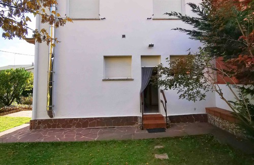 Sant Hilari Sacalm Casa | Casa Vacacional 'Cal Castro' con Terraza Privada, Jardín Privado y Wi-Fi