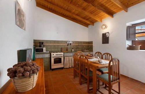 Alajero Casa | Casa de vacaciones 'Fagundo' con vistas a la montaña, terraza privada y Wi-Fi