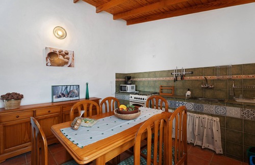 Alajero Casa | Casa de vacaciones 'Fagundo' con vistas a la montaña, terraza privada y Wi-Fi