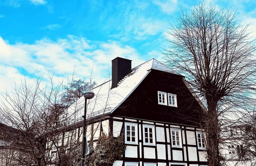 Olsberg Casa | Casa de vacaciones 'Ferien Fachwerkhaus' con vistas a la montaña, terraza privada y Wi-Fi
