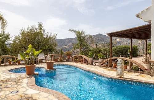 Sayalonga Casa | Casa de vacaciones 'Finca Arrijana' con vistas a la montaña, Wi-Fi y aire acondicionado.