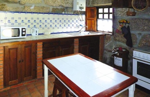Varzea da Ovelha e Aliviada Casa | holiday home, Folhada