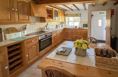 Fremington Cabaña | Holiday home for 4 people, breath taking scenery, bike storage, WiFi & only a short walk to the pub.