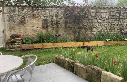 Montignac-Charente Casa | Casa de vacaciones 'La Maison De Joséphine' con terraza privada y Wi-Fi
