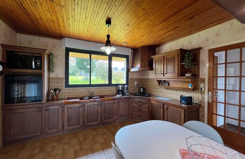 Saint-Quay-Perros Casa | Casa de vacaciones 'Granit Cocoon 4p Madame Est Servie' con jardín privado y Wi-Fi