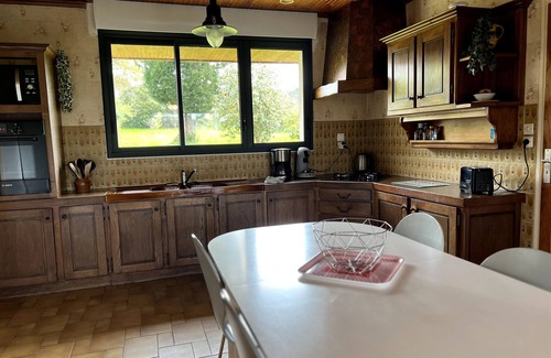 Saint-Quay-Perros Casa | Casa de vacaciones 'Granit Cocoon 4p Madame Est Servie' con jardín privado y Wi-Fi