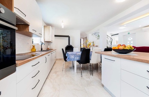 Debeljuhi Casa | Holiday Home Fradelani with Private Pool