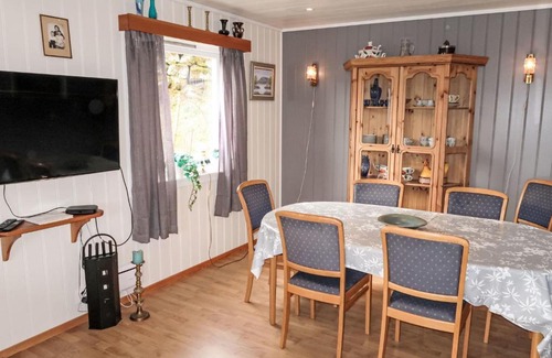 Tysnes Casa | Holiday Home Gamlahuset by Interhome