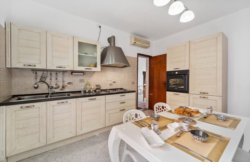 Elmas Casa | Casa de vacaciones 'La Rondinella' con terraza privada, jardín privado y Wi-Fi