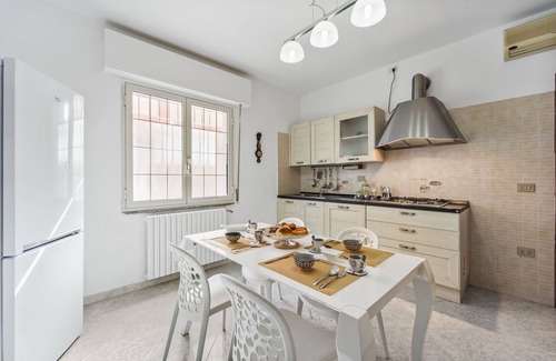 Elmas Casa | Casa de vacaciones 'La Rondinella' con terraza privada, jardín privado y Wi-Fi