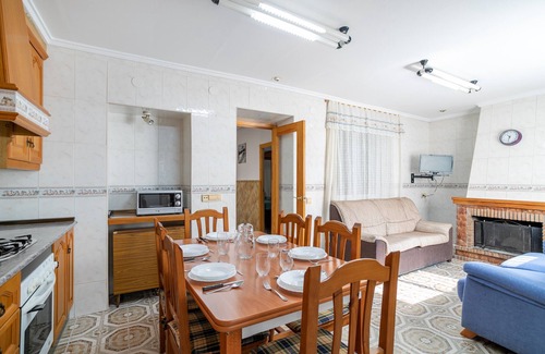 Alicante Casa | Casa de vacaciones 'Geranio' con terraza privada y Wi-Fi