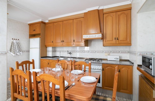 Alicante Casa | Casa de vacaciones 'Geranio' con terraza privada y Wi-Fi