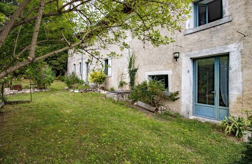 Chalais Casa | Casa de vacaciones 'Gîte Des Bois Du Charme' con terraza privada y jardín privado