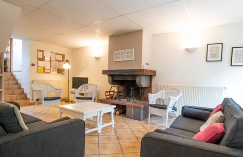 Ceyssat Casa | Holiday Home 'Gite Des Domes' with Private Terrace, Private Garden and Wi-Fi